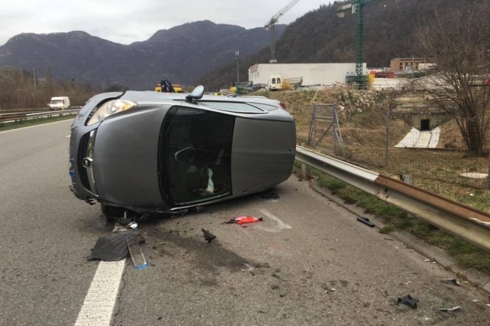 Urta un guidovia e si ribalta sull'A2