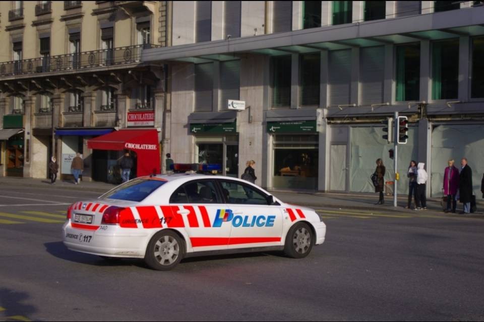 Poliziotto a 132 km/h sui 50: condannato