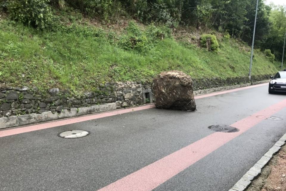 Morcote, masso frana sulla cantonale