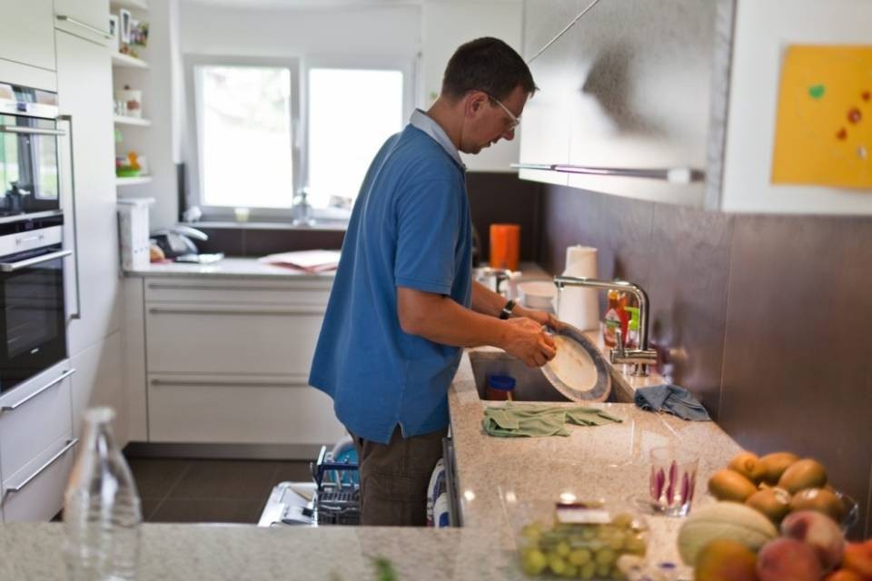 Gli uomini partecipano sempre di più ai lavori domestici