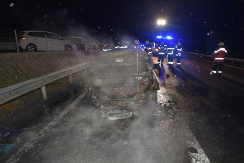 Auto prende fuoco sulla A13, nessun ferito