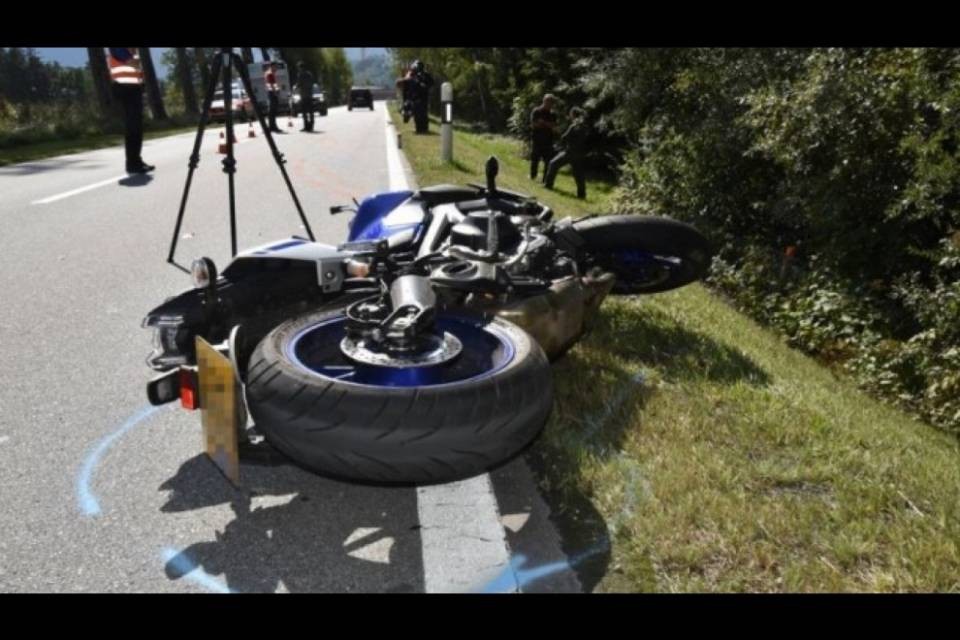 Moto contro cervo, centauro ferito gravemente