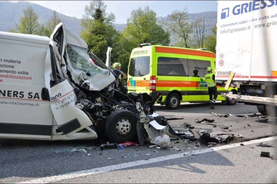 Intrappolato tra le lamiere, gravi ferite per un 31enne
