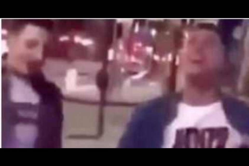 Calciatore della nazionale si masturba per strada: è scandalo
