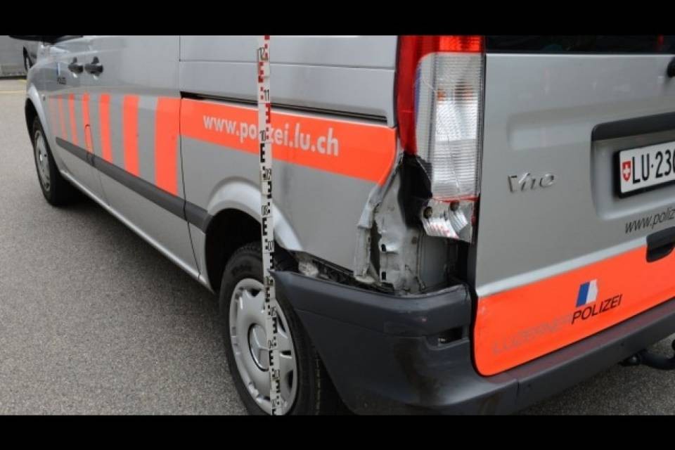 Lucerna: auto investe tre uomini, un morto