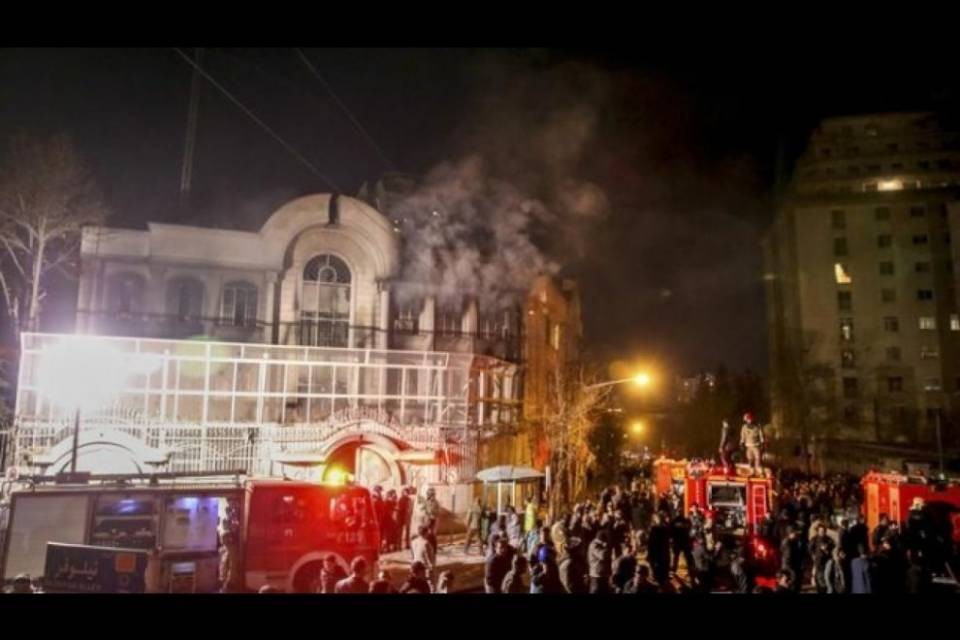 Brucia l'ambasciata saudita a Teheran