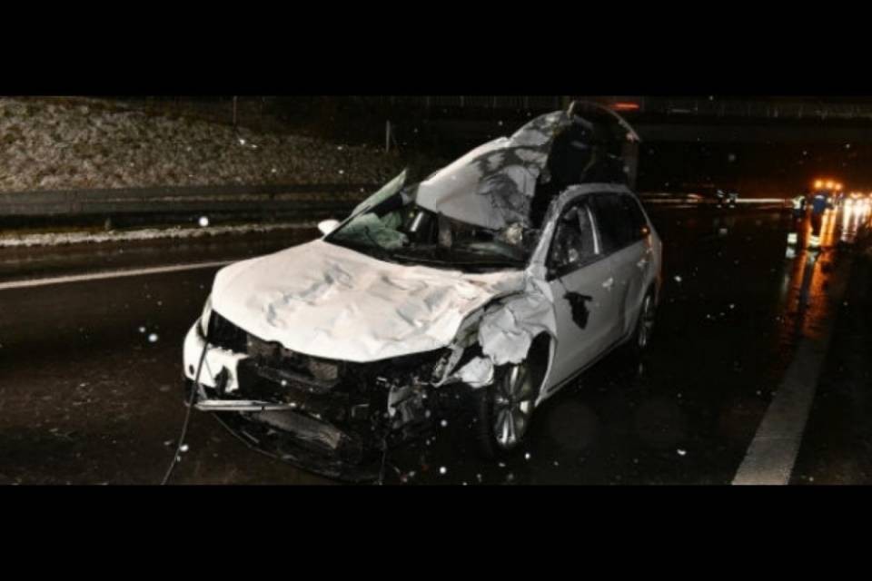 Investe due cavalli sull'A3, automobilista ucciso