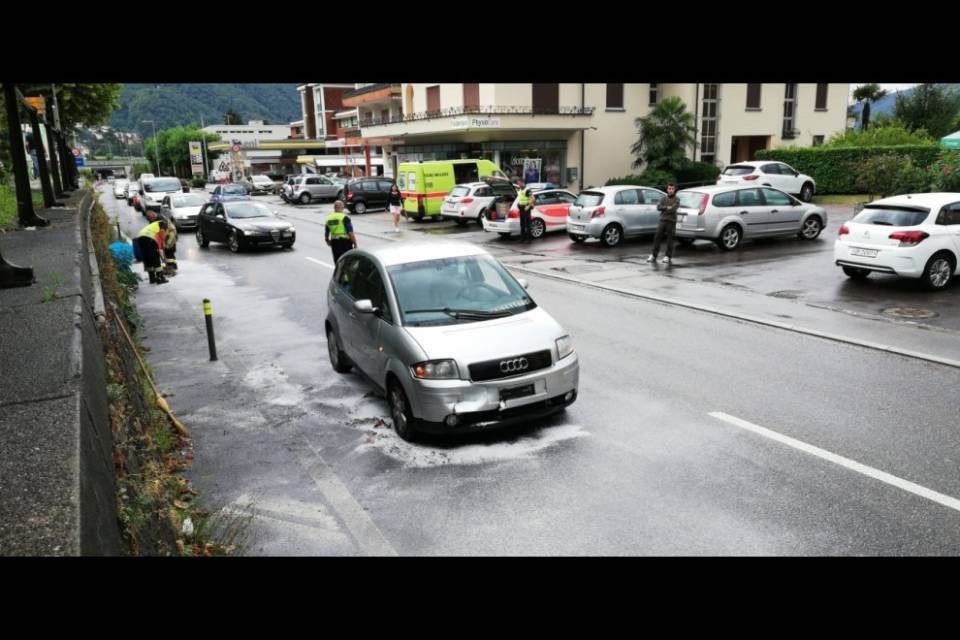 Due auto si tamponano a Maroggia