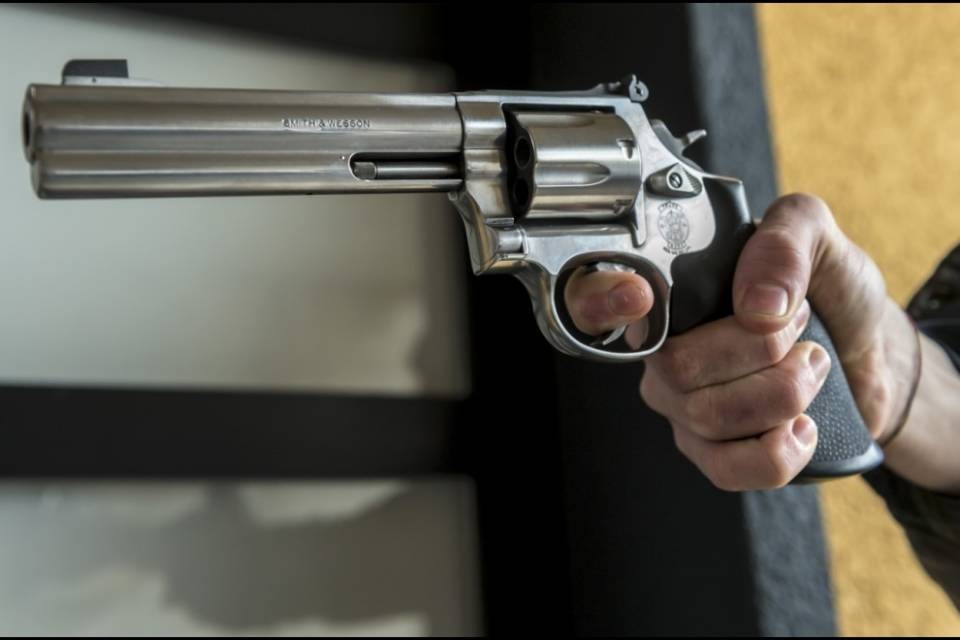 Estrae la pistola durante un controllo e minaccia gli agenti