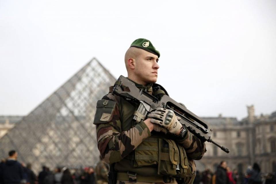 Militari sparano contro un uomo armato al Louvre