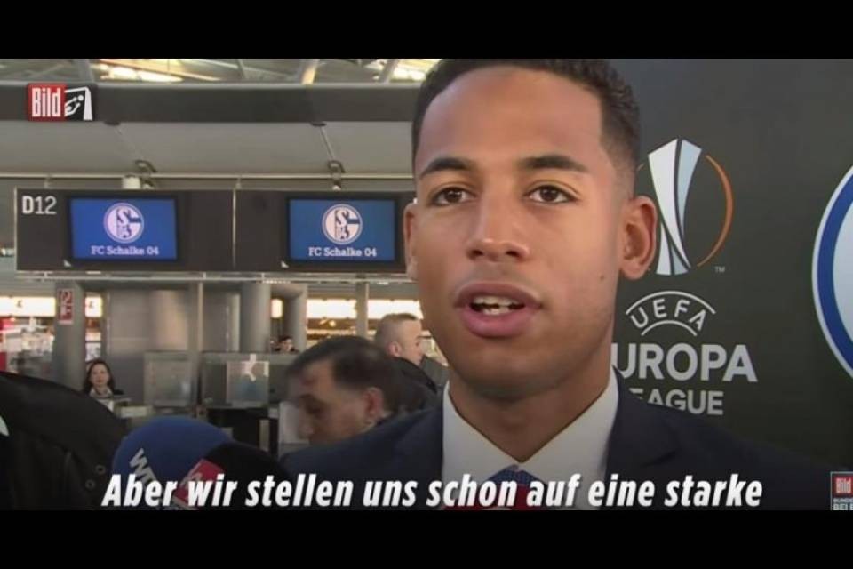 Schalke 04, giocatore derubato mentre viene intervistato