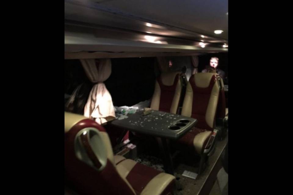 Sassi contro il bus del Ginevra, colpito McSorley