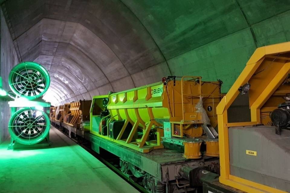 Iniziata la posa dei binari nel Monte Ceneri
