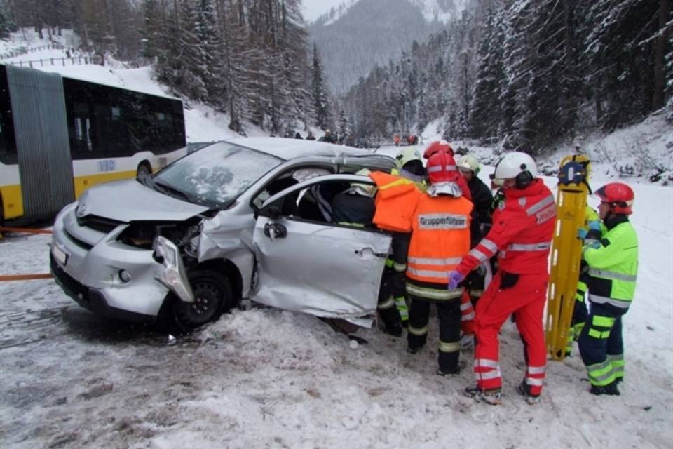 Frontale auto-bus nei pressi di Davos: Grave una 15.enne