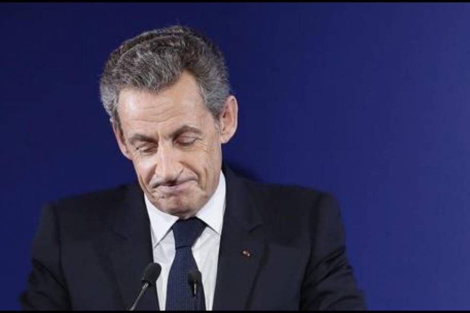 Sconfitto, Sarkozy lascia