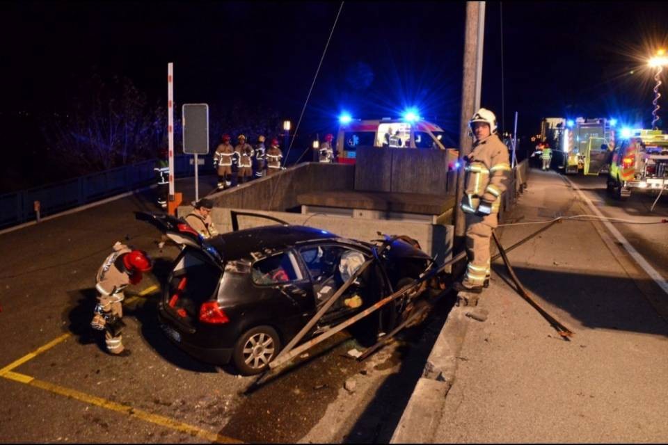 Abbatte una ringhiera e esce di strada