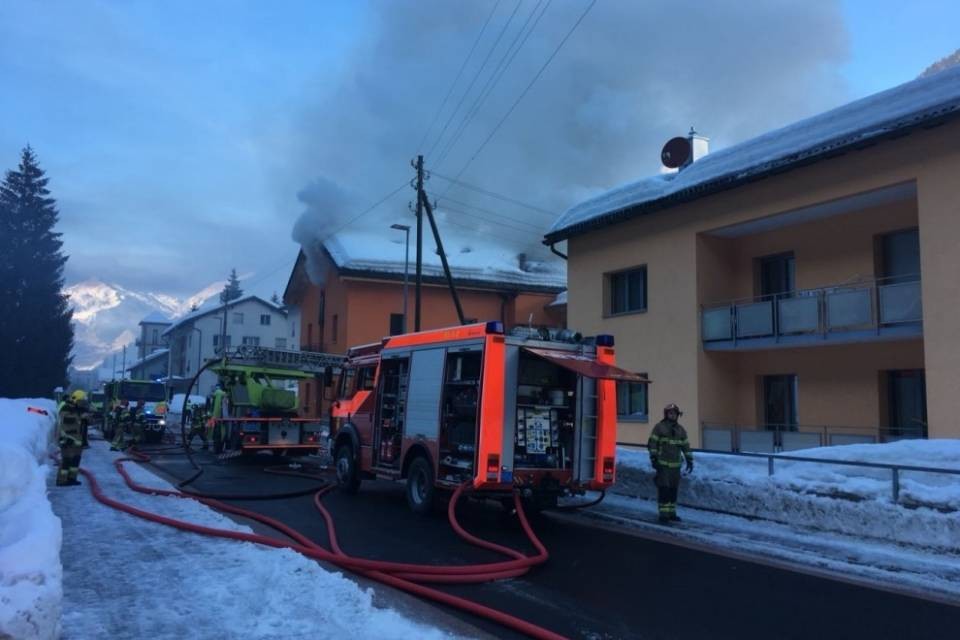Incendio ad Ambrì, evacuate 7 persone. Disagi al traffico