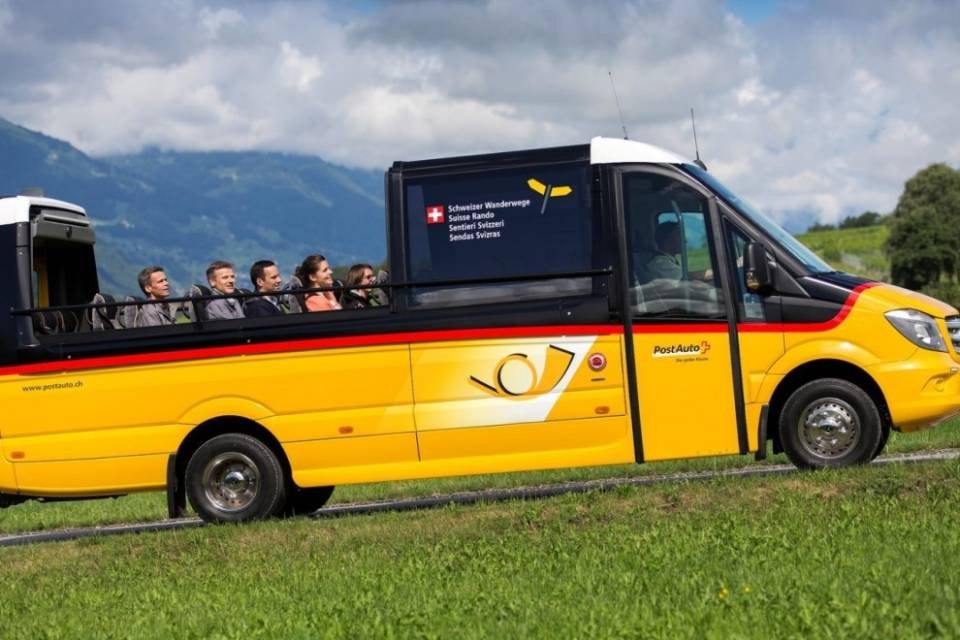 Un bus decappottabile nei Grigioni