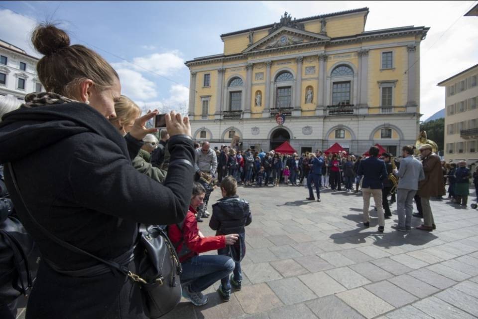 Orari apertura dei negozi, Lugano vuole incontrare il Governo