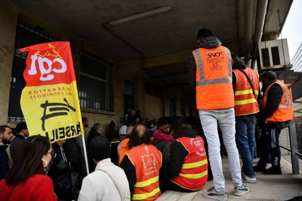 Scioperi in Francia, fermi aerei e treni