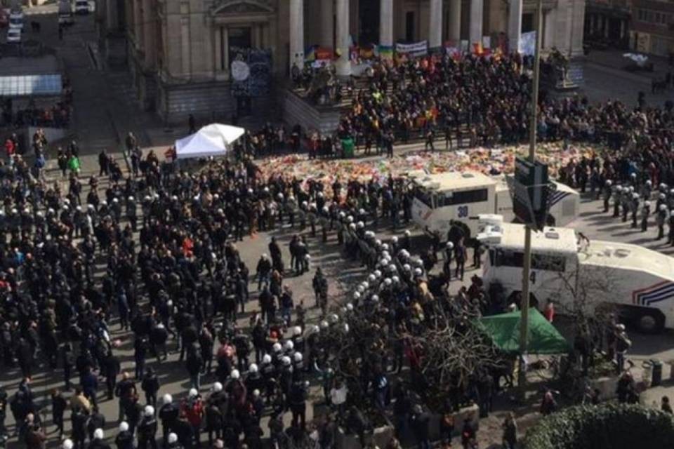 Bruxelles, hooligan marciano su Place de la Bourse