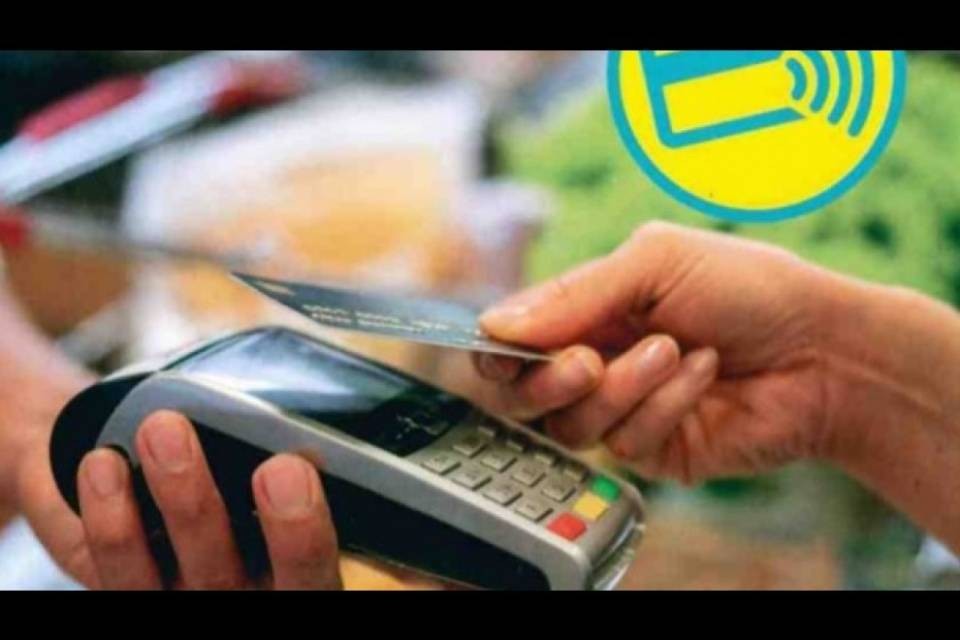 Pagamenti senza contatto, limite alzato a 80 franchi