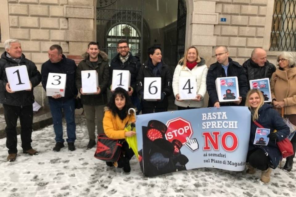13'164 firme contro i semafori sul Piano