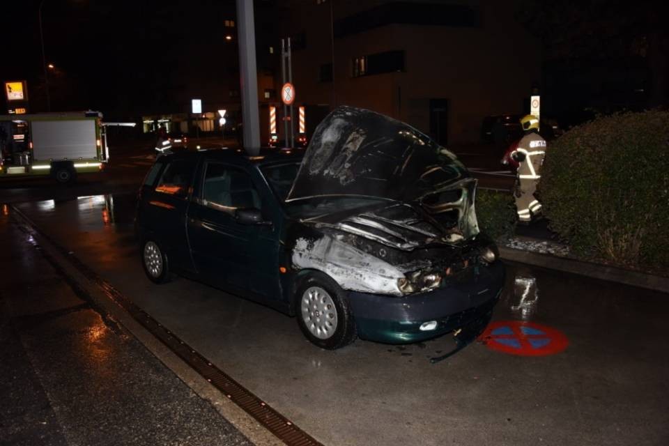 Auto prende improvvisamente fuoco a Viganello