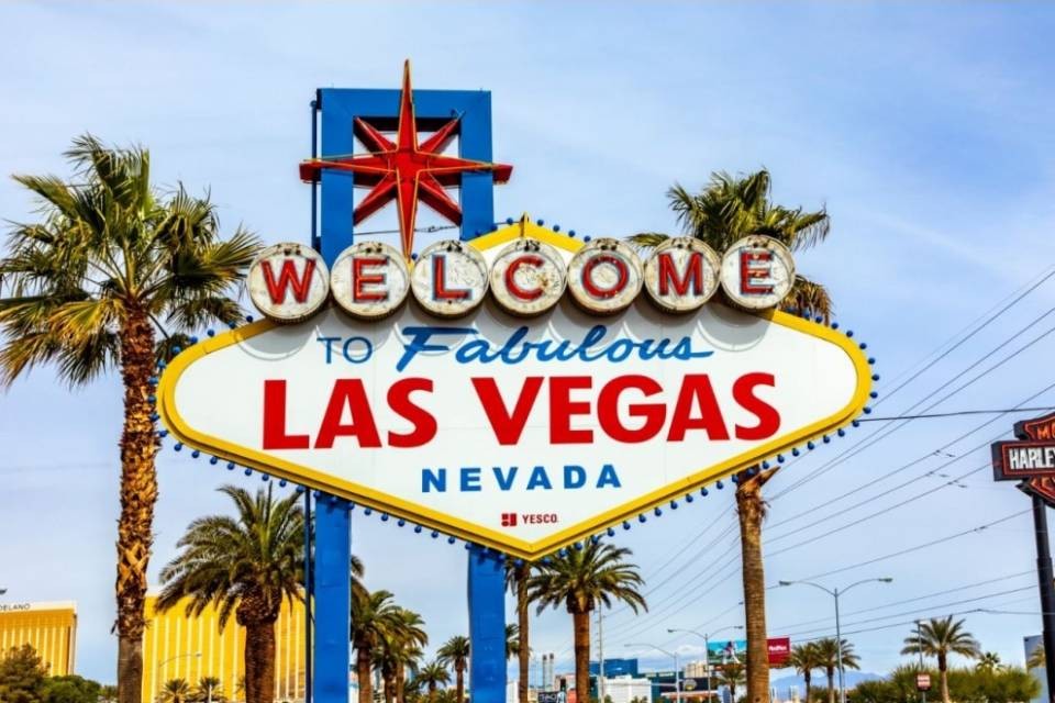 Las Vegas vieta ai senzatetto di dormire in strada