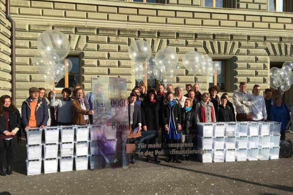 Iniziativa sulla trasparenza, depositate 111'000 firme