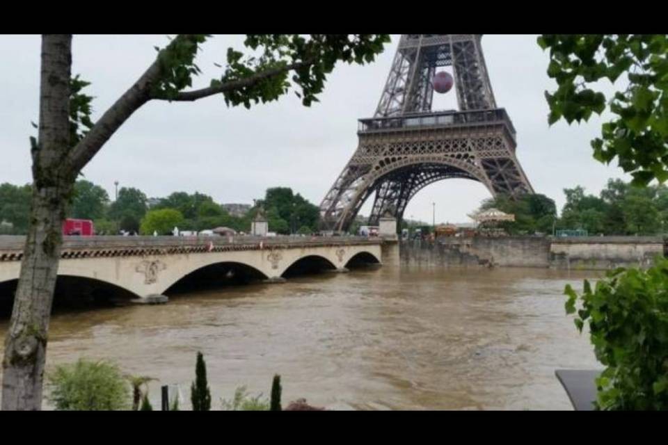 Parigi tira il fiato, ma la piena è stata sottovalutata