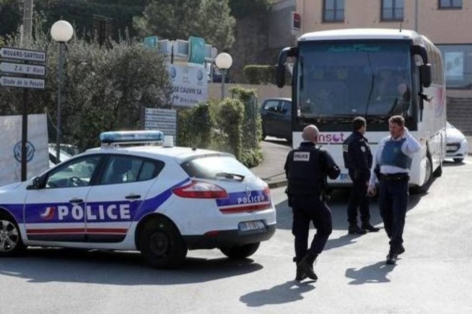 Spari in un liceo francese, otto feriti