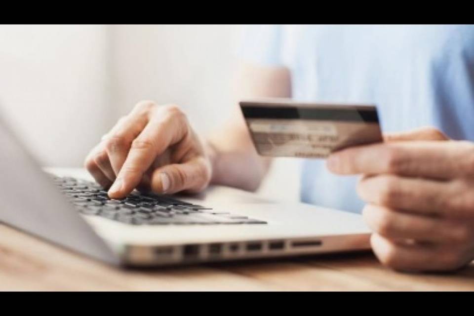 Pagamenti, le carte di debito superano i contanti