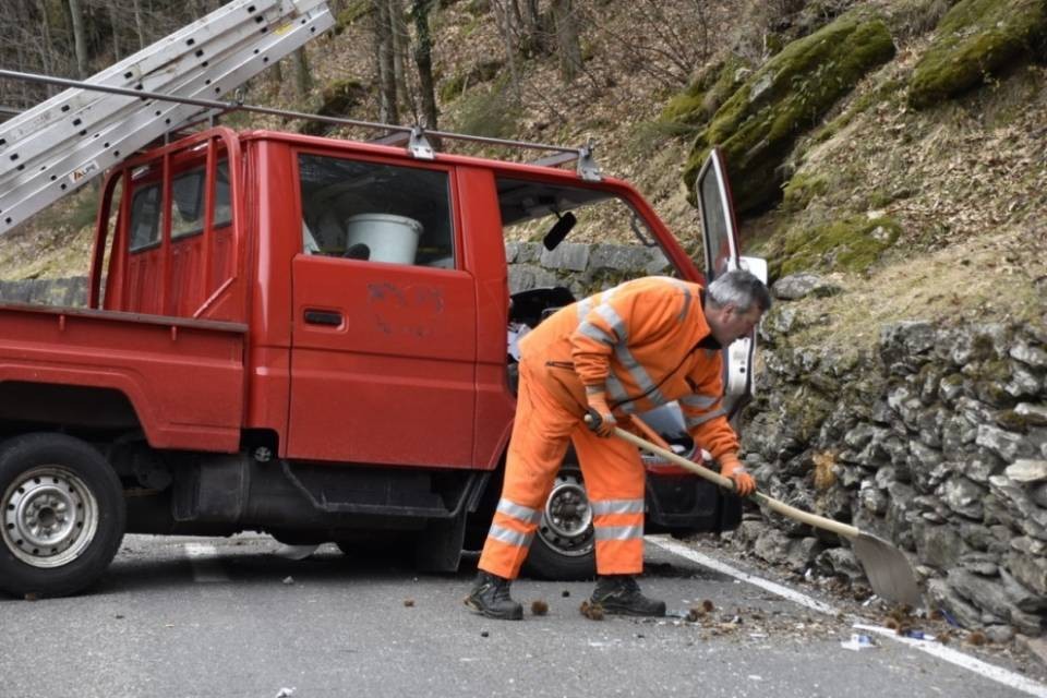 Furgone contro un muro, un ferito a Semione
