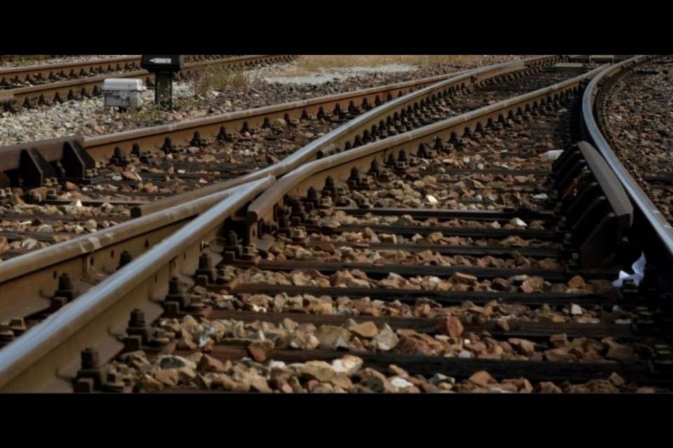 Lucerna, treno blocca due binari
