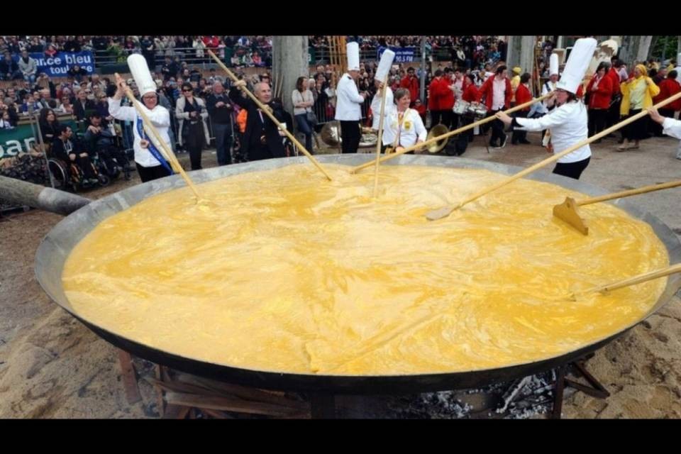Una frittata gigante nonostante lo scandalo