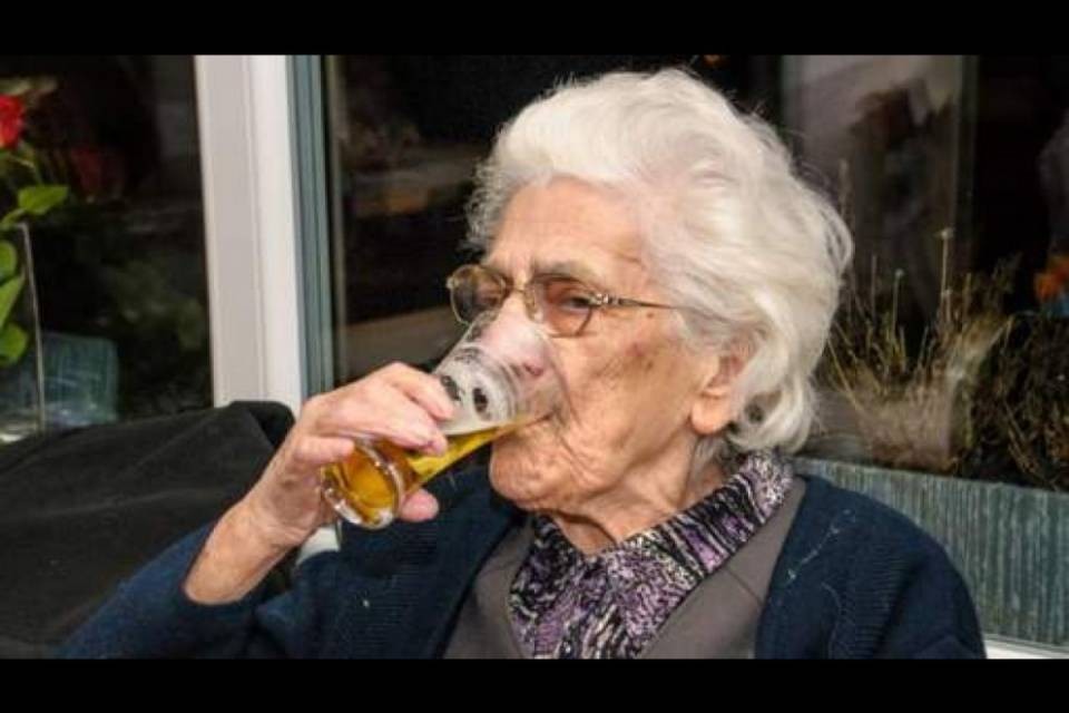 A 97 anni, beve 15 birre al giorno