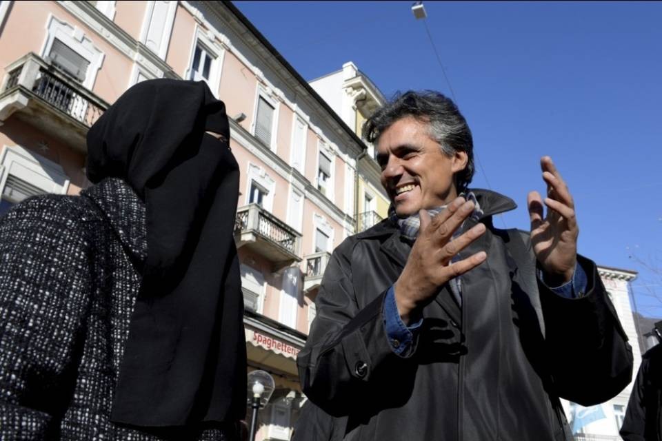 "Dopo il burqa, vietiamo il completo da uomo!"