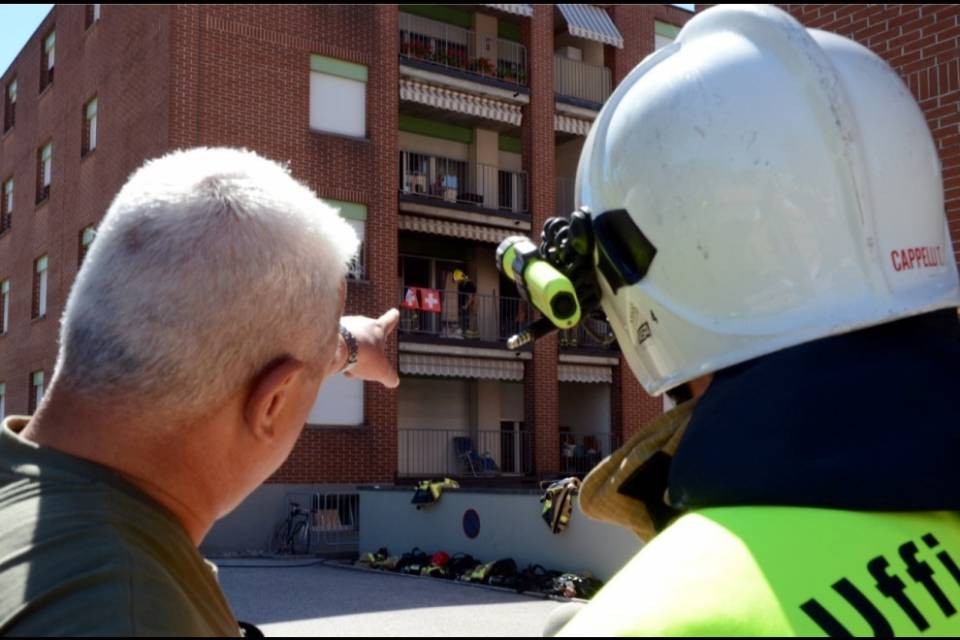 Bambina di due anni chiude la nonna sul balcone