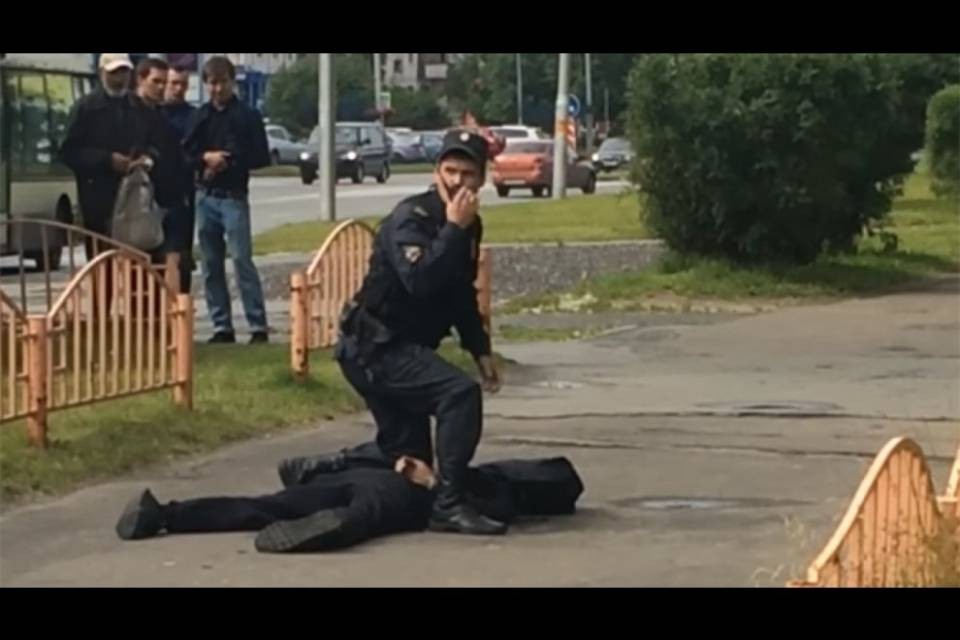 Otto accoltellati in Russia