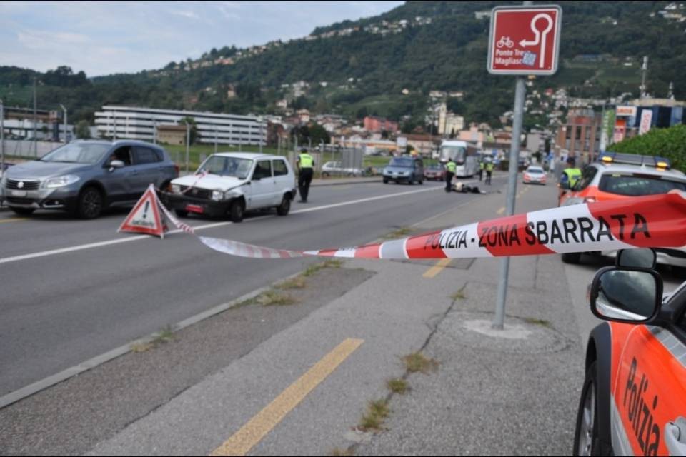 Scontro ad Agno, scooterista in pericolo di morte