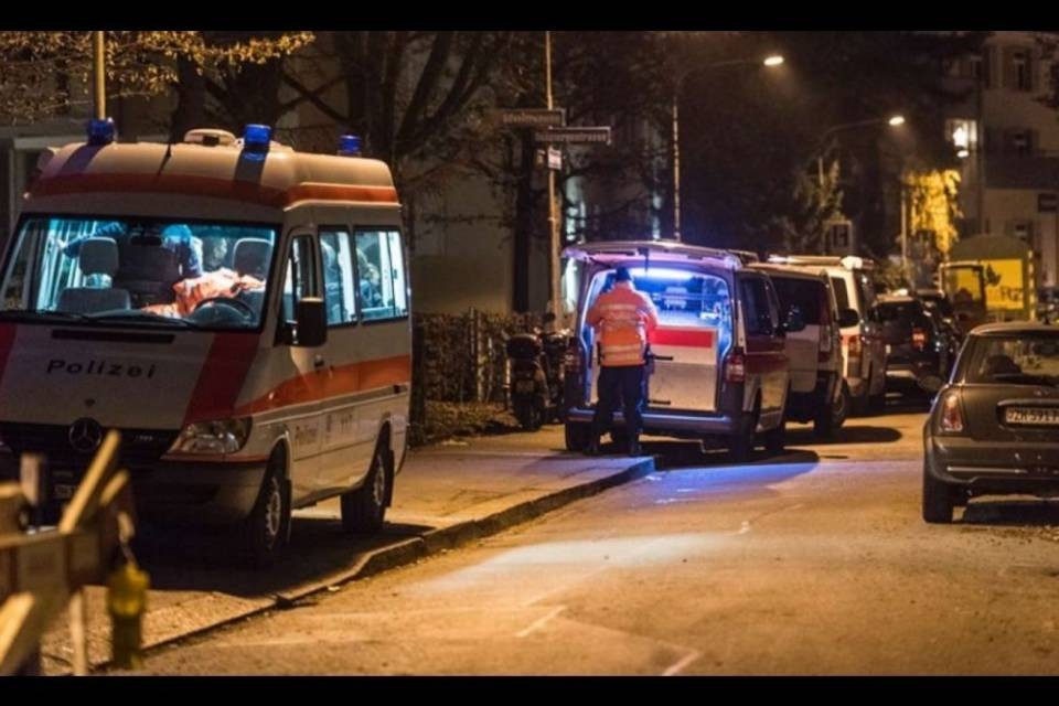 Uccide il padre e ferisce gravemente madre e fratello