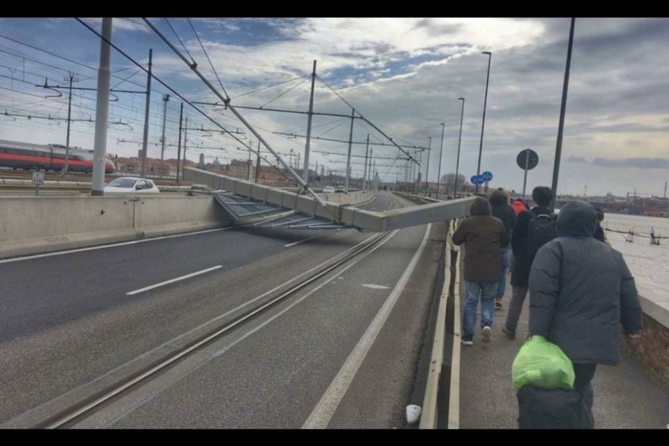 Crolla un pilone, bloccato l'accesso a Venezia