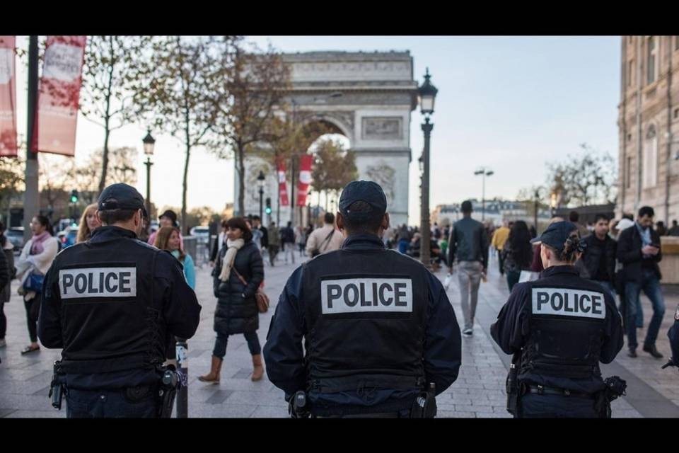 Auto con bombole, tre arresti a Parigi
