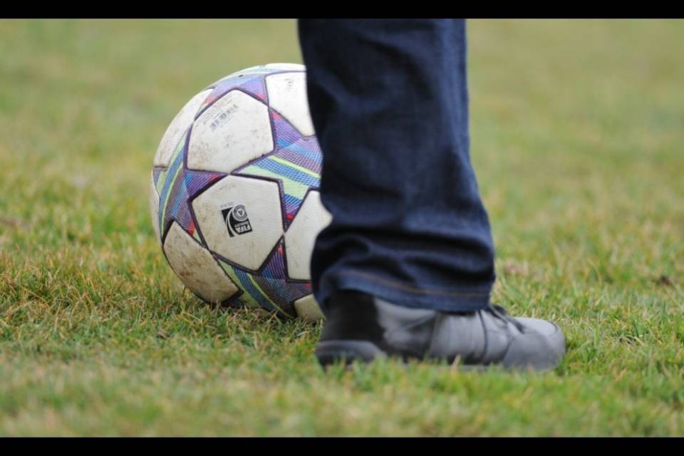 Sospesa una partita di calcio regionale