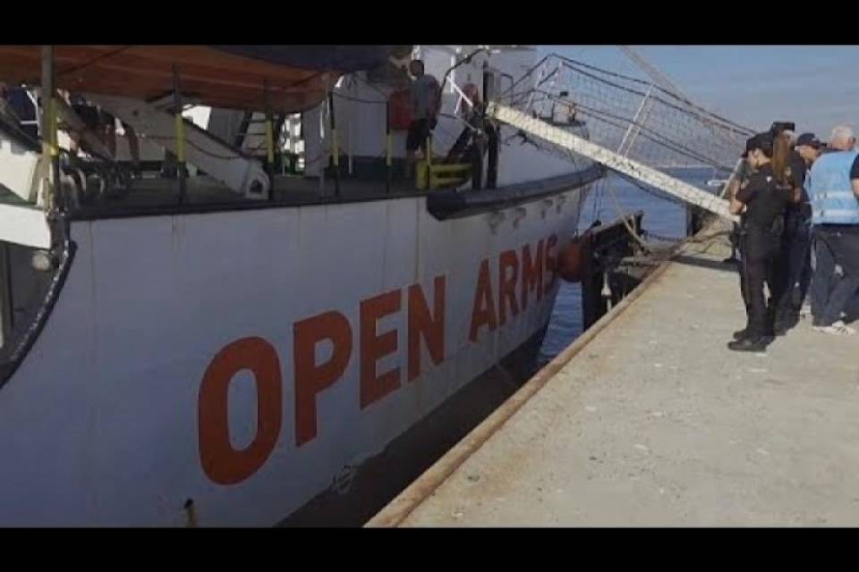 Prima notte all'hotspot per gli 83 migranti di Open Arms