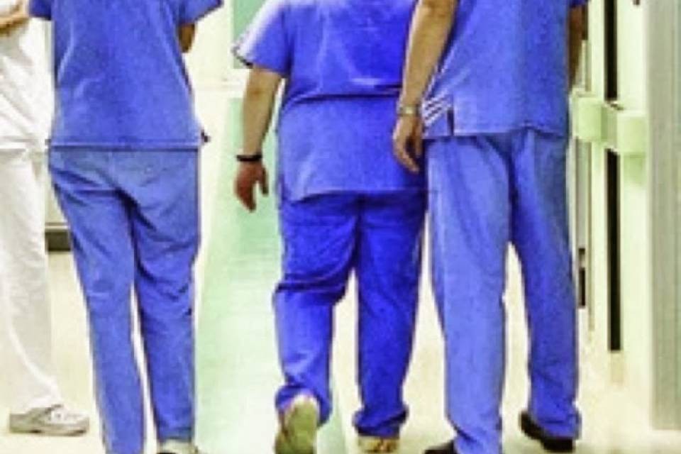 Spinte, schiaffi e minacce con armi da fuoco