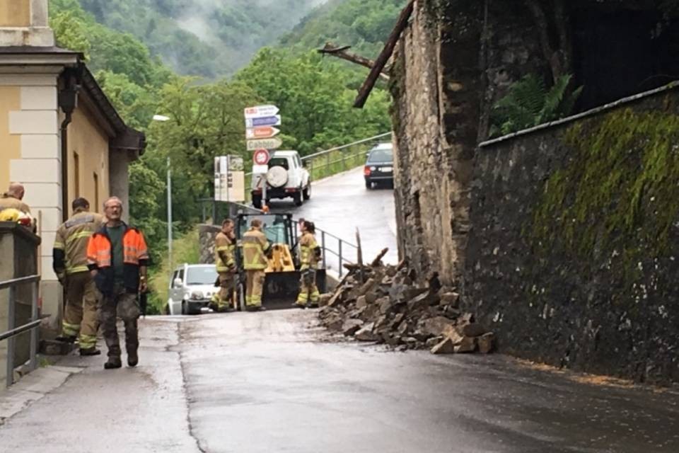 Caduta di sassi a Cabbio, strada bloccata