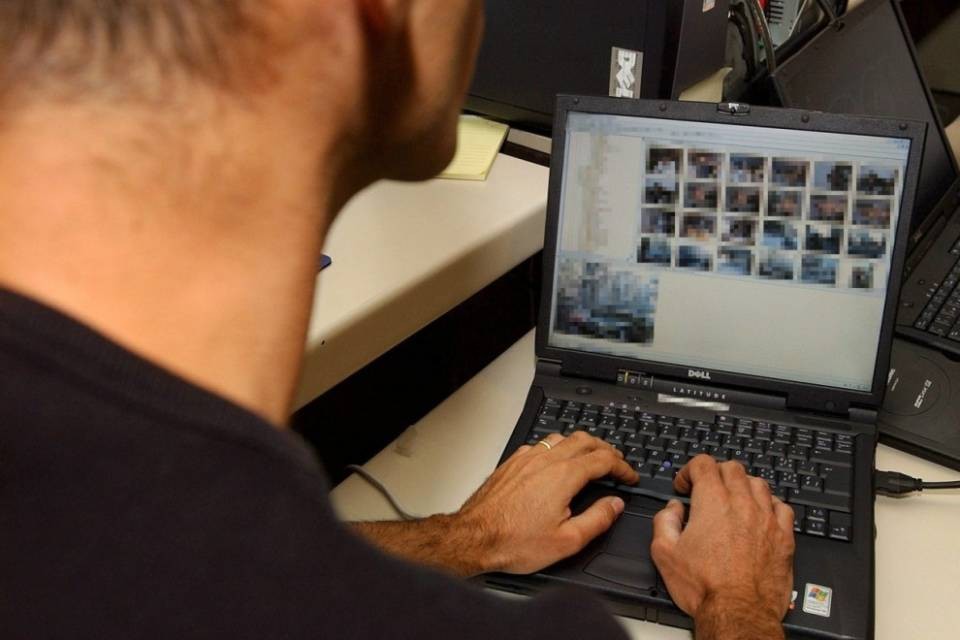 Costretto a guardare immagini pedofile, agente si ammala