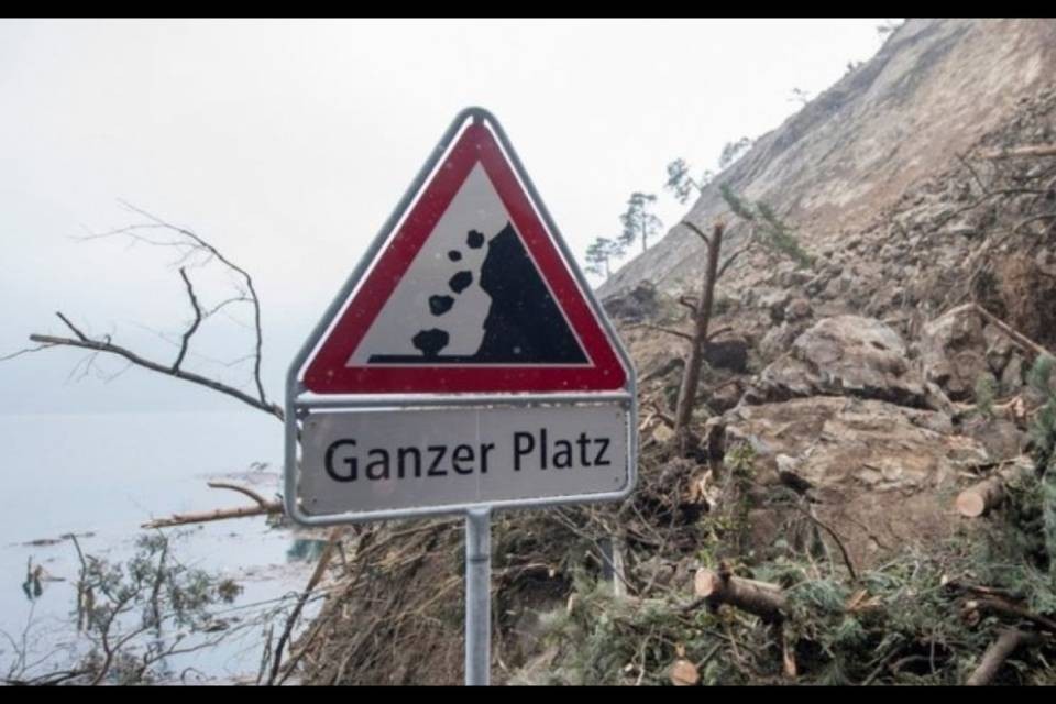 Axenstrasse chiusa per caduta massi